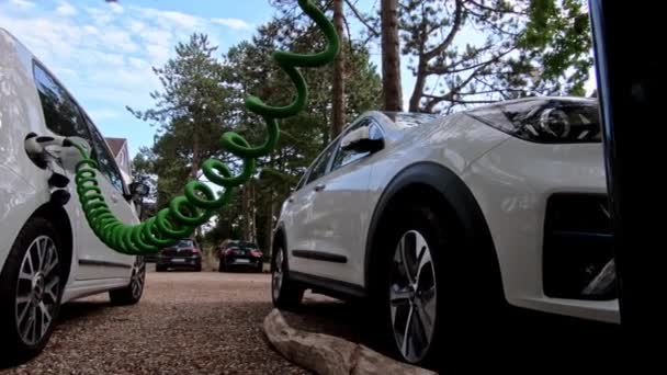 Mobil Listrik Dengan Kabel Pengisian Terhubung — Stok Video