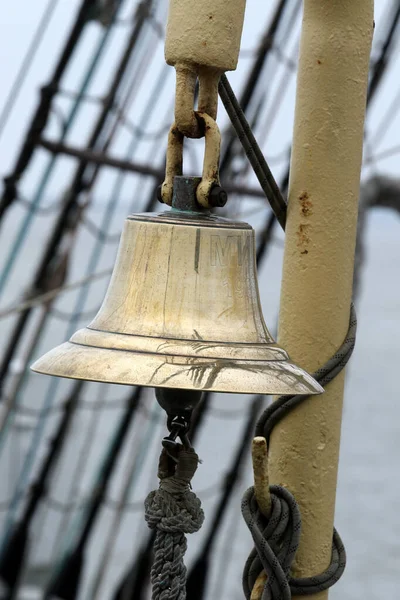 Egy Függőleges Felvétel Egy Hajóharangról Homályos Háttérben Egy Komor Napon — Stock Fotó