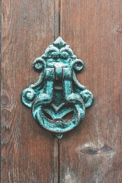 Zbliżenie Starej Metalowej Klamki Drewnianych Drzwiach — Zdjęcie stockowe