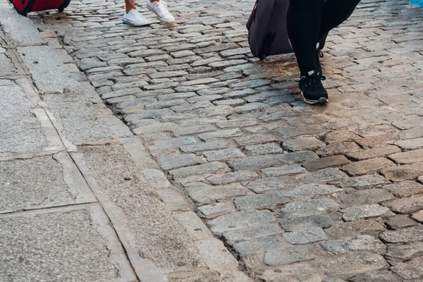 Colpo Alto Angolo Persone Che Camminano Con Valigie Una Strada — Foto Stock