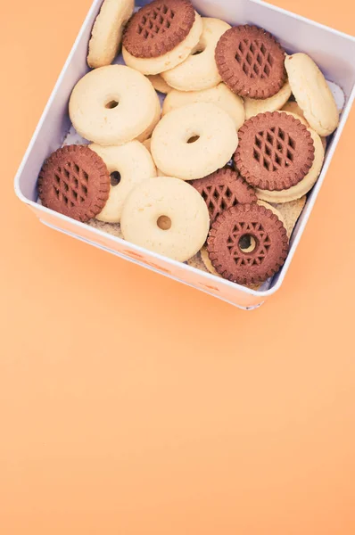 Tiro Vertical Biscoitos Uma Caixa Fundo Laranja — Fotografia de Stock