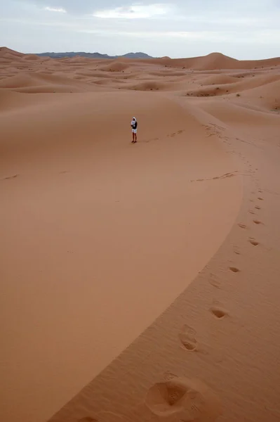 Marrakesh Morocco Липня 2021 Вертикальний Кадр Однієї Людини Ходить Пісках — стокове фото