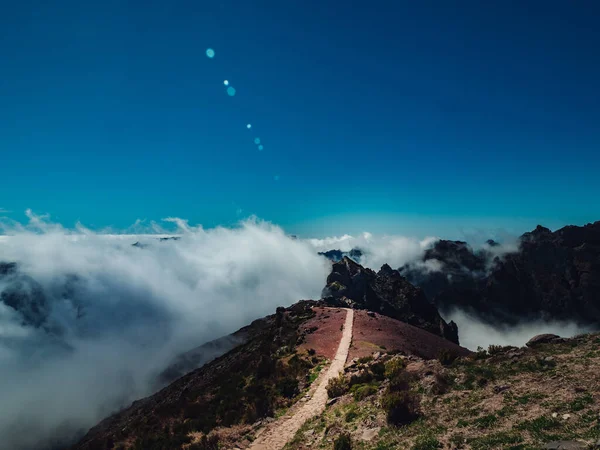 Bela Vista Pico Montanha Com Nuvens Céu Azul Fundo Madeira — Fotografia de Stock
