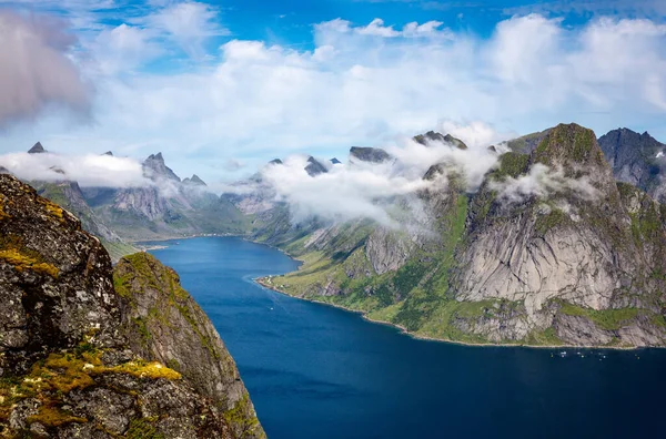 在挪威 覆盖着青草和水的群山上的云彩美丽的景色 — 图库照片