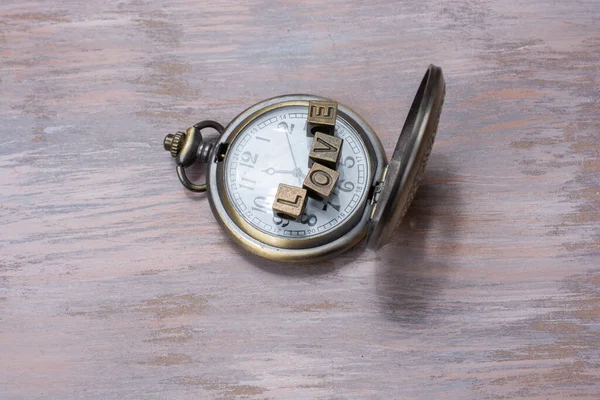 Een Close Van Een Zakhorloge Met Metalen Blokjes Die Het — Stockfoto