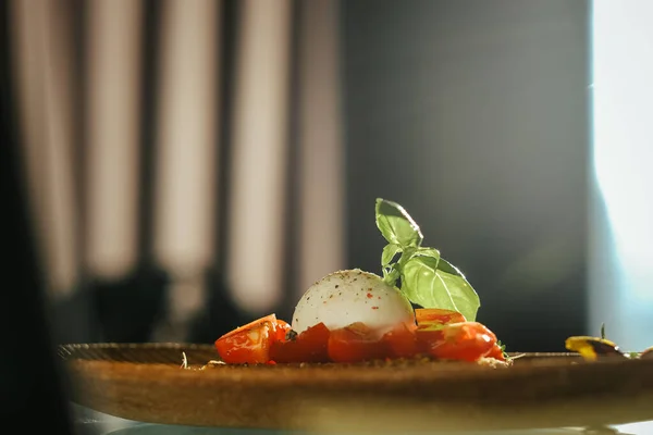 Primer Plano Una Comida Decorada Con Tomates Albahaca — Foto de Stock