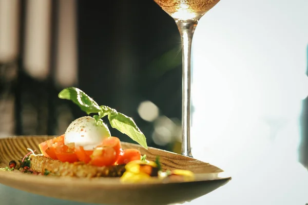 Een Close Shot Van Een Maaltijd Versierd Met Tomaten Basilicum — Stockfoto