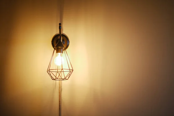 Detailní Záběr Žárovku Moderní Lampě Před Jednoduchou Stěnou — Stock fotografie