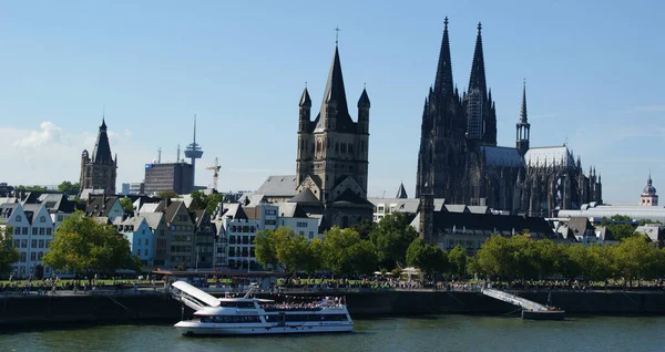 Koln Németország Augusztus 2011 Panoráma Felvétel Rajna Folyó Sétahajó Épületek — Stock Fotó