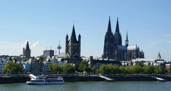 Koln Németország Augusztus 2011 Panoráma Felvétel Rajna Folyó Sétahajó Épületek — Stock Fotó