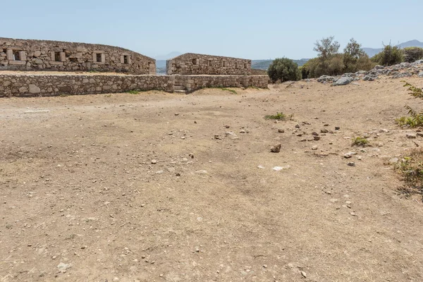 Παλιά Πέτρινα Εγκαταλελειμμένα Κτίρια Που Περιβάλλονται Από Δέντρα Αρχαιολογικό Χώρο — Φωτογραφία Αρχείου