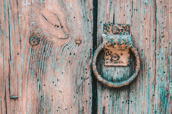 Primer Plano Una Antigua Manija Puerta Metálica Puerta Madera —  Fotos de Stock