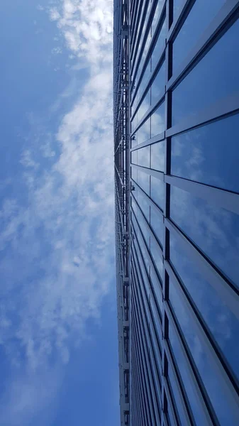 Egy Modern Gyönyörű Felhőkarcoló Külsejének Alacsony Szöge Felhős Kék Alatt — Stock Fotó