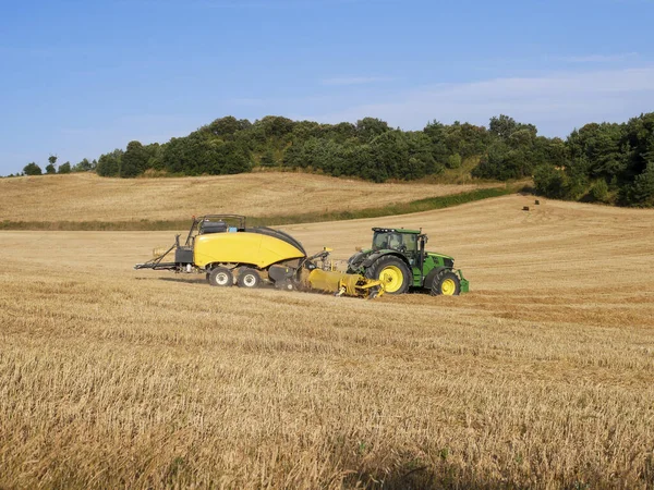 Tractor Harvesting Vast Field — Stock Photo, Image