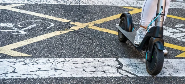 Sokakta Scooter Kullanan Birinin Yüksek Açılı Görüntüsü — Stok fotoğraf