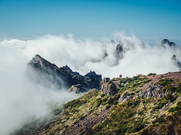 Bela Vista Pico Montanha Com Nuvens Céu Azul Fundo Madeira — Fotografia de Stock