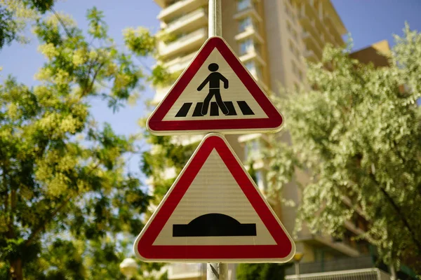 Nahaufnahme Eines Verkehrszeichens Mit Verschwommenem Hintergrund — Stockfoto
