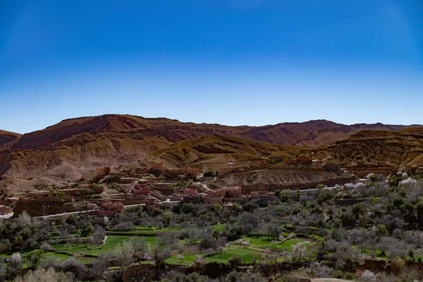 Una Vista Panorámica Los Edificios Rodeados Colinas Del Desierto Sobre — Foto de Stock