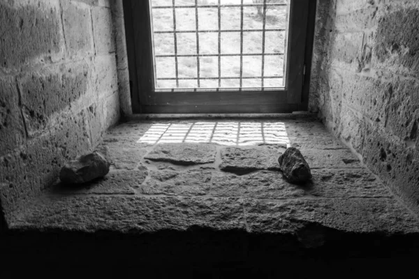 Сірий Знімок Старого Скляного Вікна Сітками Кам Яній Будівлі — стокове фото