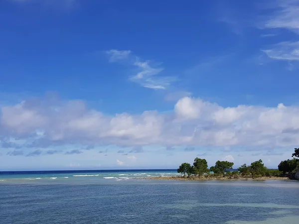 Uma Bela Vista Mar Calmo Brilhando Sob Céu Azul Nublado — Fotografia de Stock