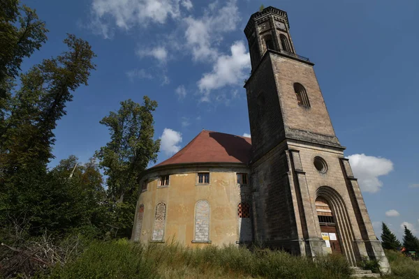 ポーランドのゼリゾで晴れた日に畑で放棄された福音派の古い教会 — ストック写真