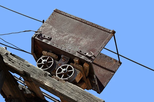 Ein Altes Kohleauto Das Hoch Oben Auf Den Gleisen Steht — Stockfoto