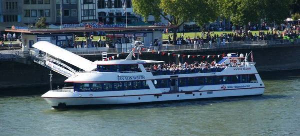 Koln Tyskland Aug 2011 Panoramabild Rhen Flod Kryssningsfartyg Köln Tyskland — Stockfoto