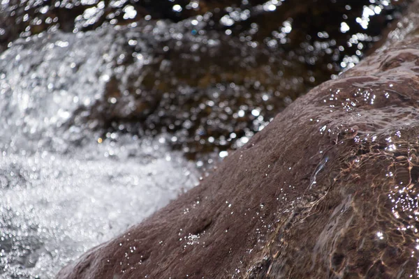 一条河浇灌岩石的特写镜头 — 图库照片