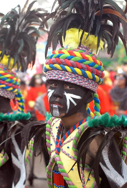 Bacolod Philippines Sty 2010 Pionowe Ujęcie Tradycyjnych Tancerzy Kolorowym Festiwalu — Zdjęcie stockowe