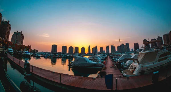 Doha Qatar Aug 2021 Panoramabild Solnedgång Vid Pearl Qatar — Stockfoto