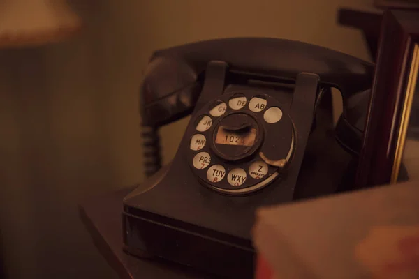 Selektywne Ujęcie Ogniskowe Zakurzonego Modelu Retro Telefonu Pomieszczeniach — Zdjęcie stockowe