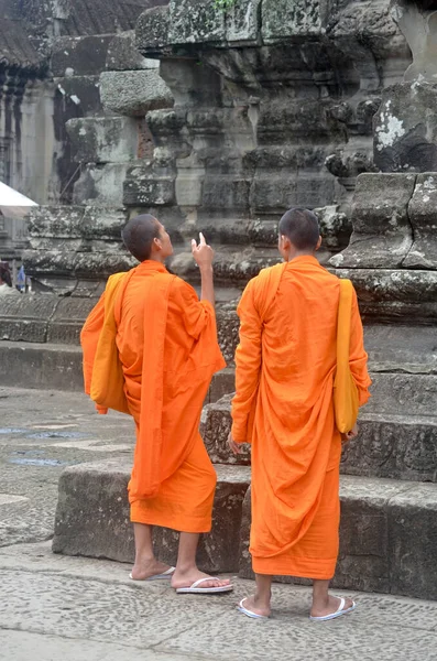 Ankor Wat Kambodien Juni 2014 Eine Vertikale Aufnahme Zweier Junger — Stockfoto