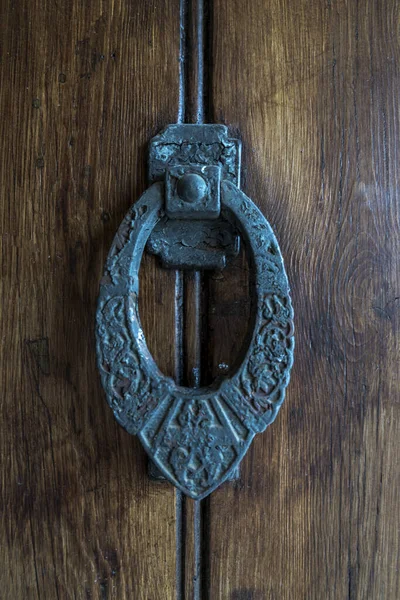 Zbliżenie Starej Metalowej Klamki Drewnianych Drzwiach — Zdjęcie stockowe