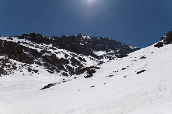 青空を背景に雪に包まれた丘の景色 — ストック写真