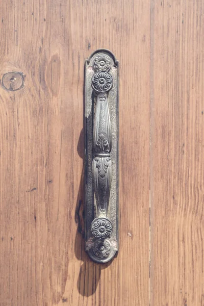 Крупним Планом Старовинна Металева Дверна Ручка Дерев Яних Дверях — стокове фото