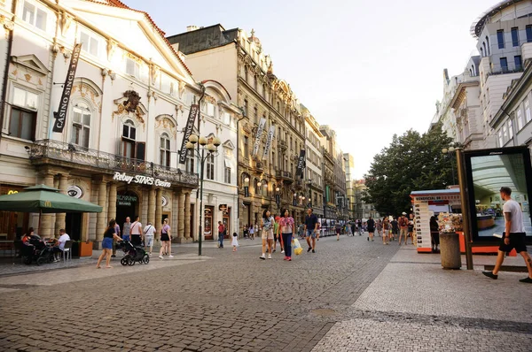 Praag Tsjechië Jul 2019 Veel Mensen Lopen Door Straten Van — Stockfoto