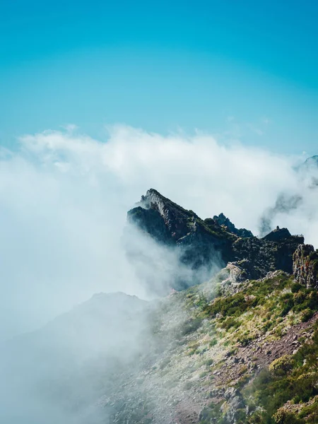 Eine Vertikale Aufnahme Des Berggipfels Mit Wolken Und Blauem Himmel — Stockfoto