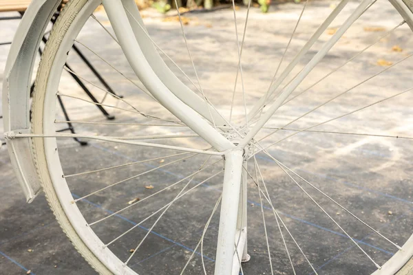 Closeup Shot White Classic Bicycle Park — Stock Photo, Image