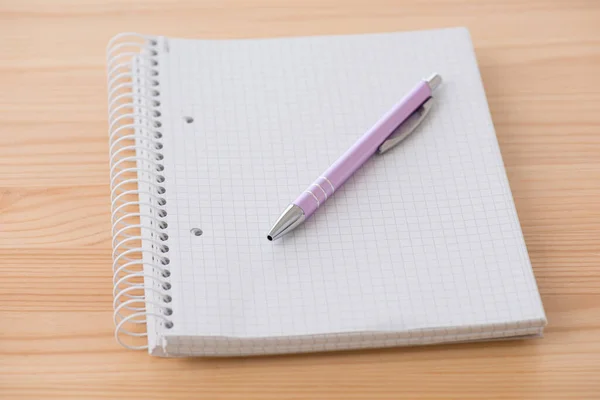 Eine Nahaufnahme Eines Stifts Auf Einem Notizbuch Auf Einer Holzoberfläche — Stockfoto