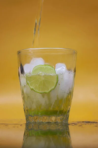 Склянка Свіжого Напою Лаймом Кубиками Льоду — стокове фото