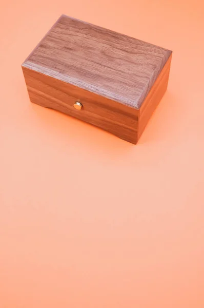 Svislý Záběr Dřevěné Krabice Oranžovém Pozadí — Stock fotografie