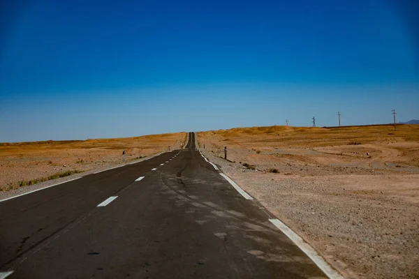 Una Vista Panorámica Camino Asfalto Rodeado Desierto Sobre Fondo Azul — Foto de Stock
