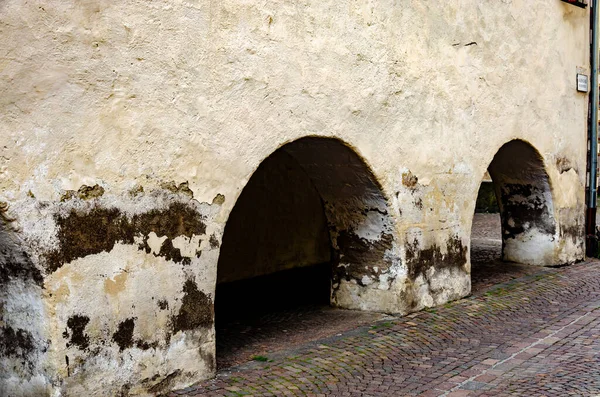 Eine Nahaufnahme Von Zwei Bögen Unter Einem Alten Weißen Gebäude — Stockfoto