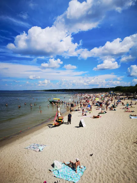 Palanga Litwa Lip 2021 Pionowe Ujęcie Zatłoczonej Plaży Słoneczny Dzień — Zdjęcie stockowe