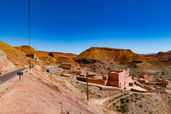 Una Vista Panorámica Los Edificios Rodeados Colinas Del Desierto Sobre — Foto de Stock