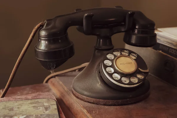 Bliskie Ujęcie Zakurzonego Modelu Retro Telefonu Starymi Książkami Kartami — Zdjęcie stockowe