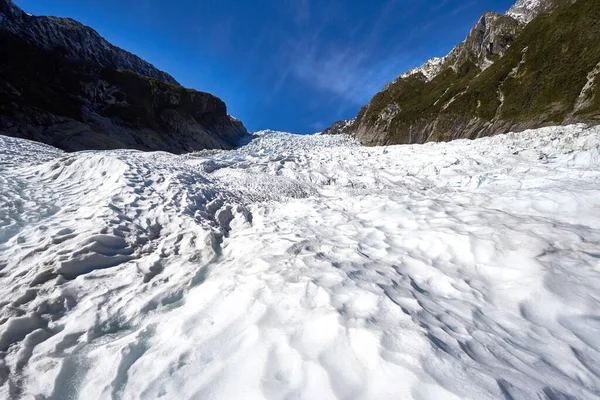 Una Hermosa Vista Los Pasos Nieve Que Cubre Suelo Montaña —  Fotos de Stock