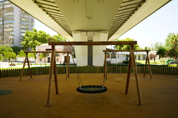 Parque Infantil Bajo Puente Con Edificio Fondo — Foto de Stock