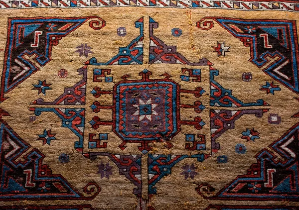 有华丽几何图案的旧地毯的特写 — 图库照片