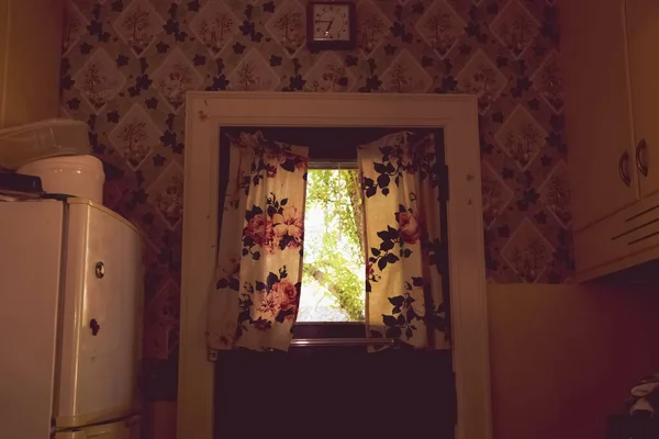 Buzdolabı Eski Tarz Perdeleri Olan Karanlık Bir Odanın Yakın Çekimi — Stok fotoğraf